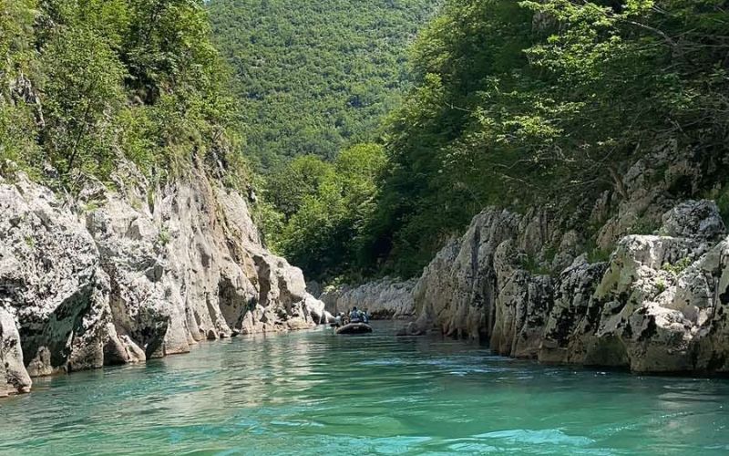 Adrenalin na najvišem nivou uz Džaja-Raft Konjic I Otkrijte uzbuđenje raftinga na kristalno čistoj Neretvi sa profesionalnim skiperima!