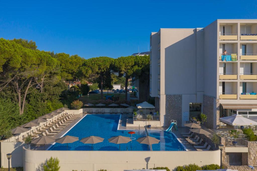 Family Hotel Adria 4* | All inclusive odmor u Biogradu na Moru – uživajte u borovoj šumi, bazenima, bogatoj animaciji i bezbrižnom odmoru za cijelu porodicu!