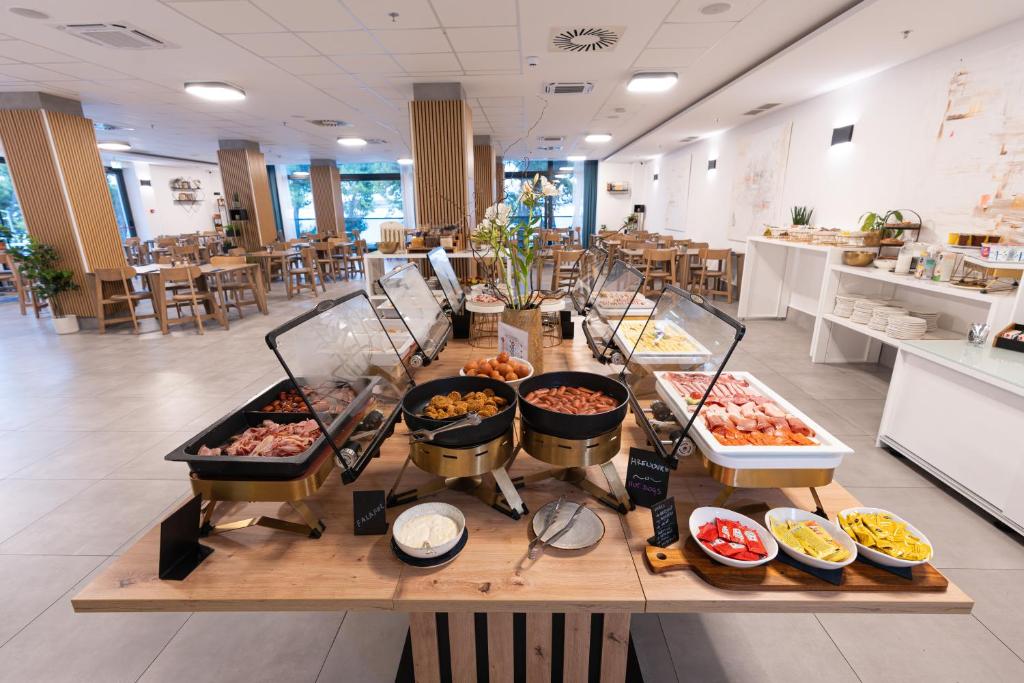 Provedite nezaboravan april u Vodicama – mirna lokacija uz more, vrhunska usluga i bogati sadržaji za cijelu porodicu u SeeSea Hotelu 4*!