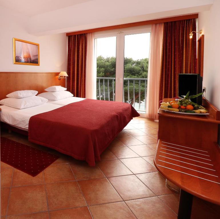 Hotel Zora 3*, Primošten | Uživajte u savršenom spoju romantike i prirodnih ljepota uz šljunčane plaže Jadrana!