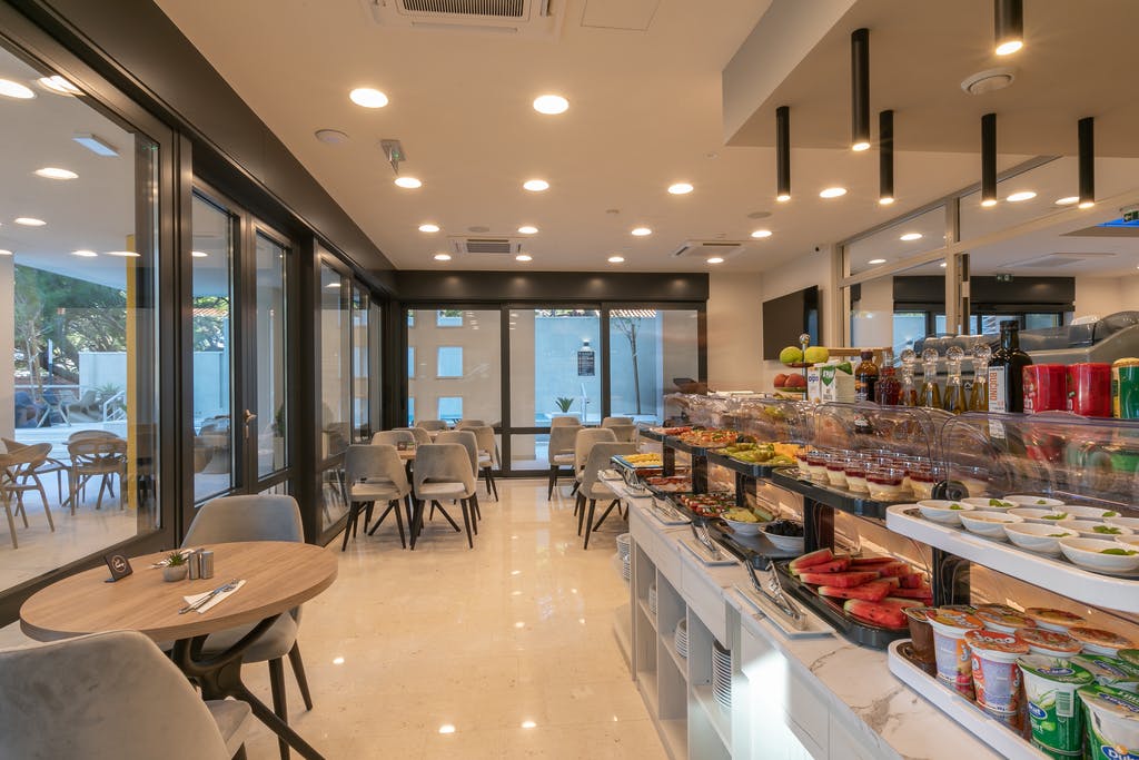 Uživajte u savršenom odmoru uz eleganciju, udobnost i vrhunsku uslugu u Hotelu Antonio 4* u predivnoj Makarskoj – stvoreno za potpuno uživanje!