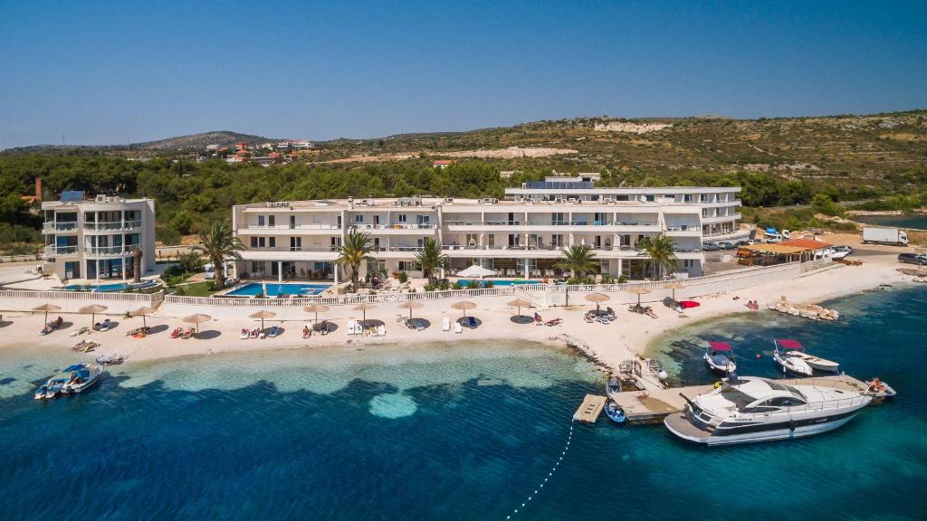 Vrijeme je za pravi morski odmor – uživajte u ljepotama Rogoznice i vrhunskoj udobnosti Perla Resorta 4*!