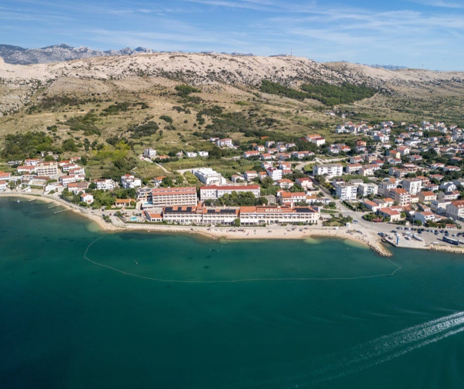 Otkrijte ljepote otoka Paga uz sunčane dane, prekrasno more i sve što vam je potrebno za savršen odmor – Hotel Pagus 4* ili Hotel Meridijan 4*!