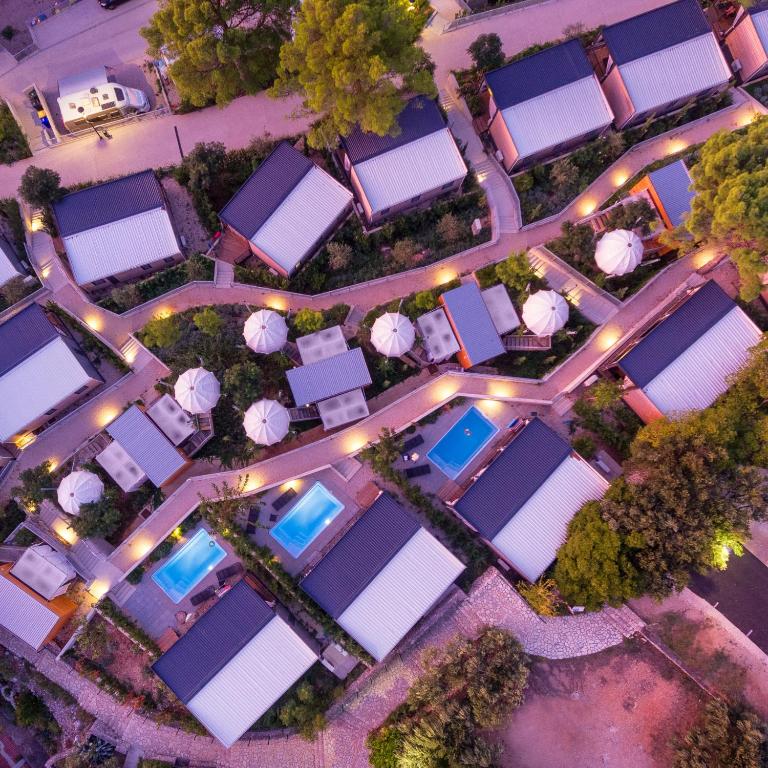 Medora Orbis Camping & Glamping I Otkrijte jedinstvenu kombinaciju luksuza, prirodnih ljepota i mediteranske atmosfere u srcu Podgore!