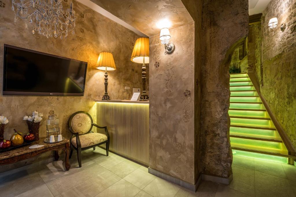 Hotel Plaza Marchi Old Town 4* | Otkrijte skrivene čari Splita i prepustite se jedinstvenom spoju historije i luksuza u srcu stare jezgre!
