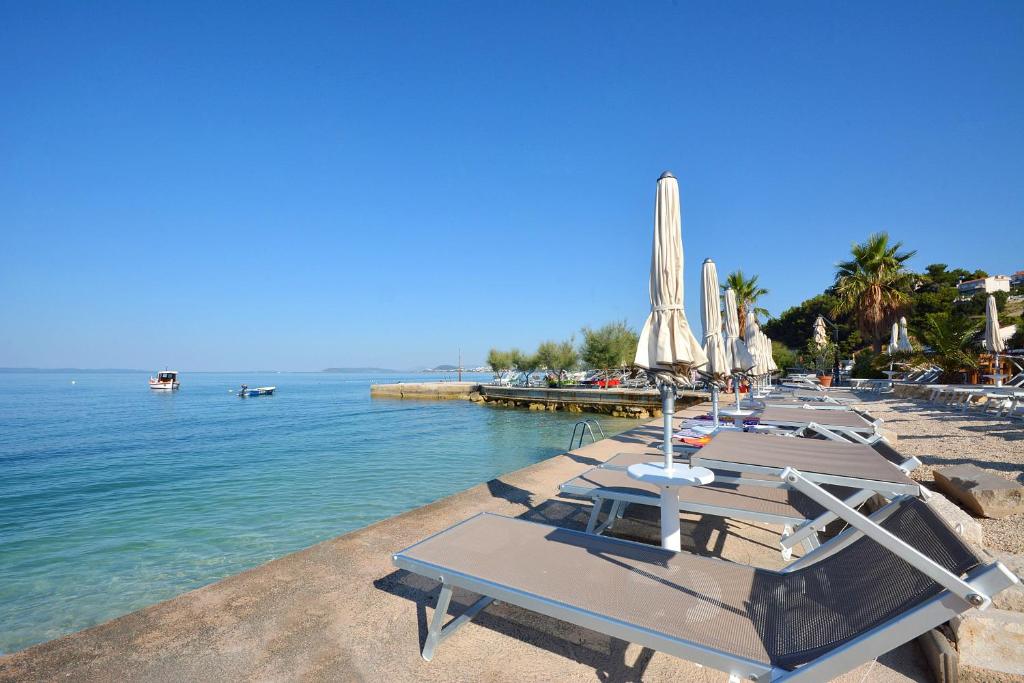 Okružen prirodnim ljepotama, kristalnim morem i toplim mediteranskim suncem, Hotel Gala 4* u Podstrani nudi savršen bijeg od svakodnevice!