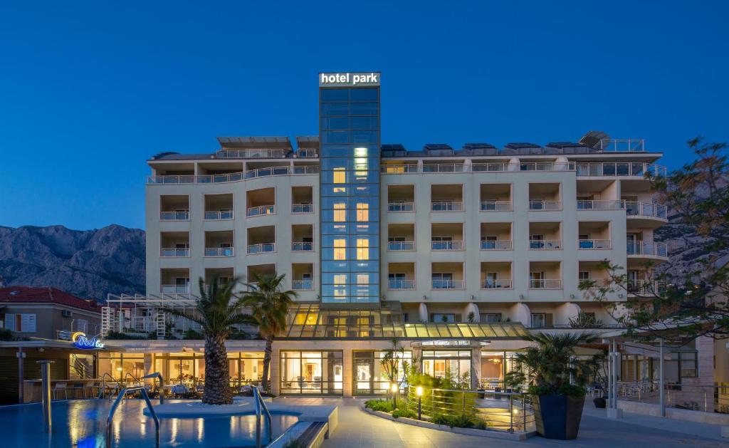 Otkrijte čaroliju vrhunskog odmora u Hotelu Park 4*, uz veličanstvene prizore Jadrana i neodoljivu ljepotu dalmatinske obale!