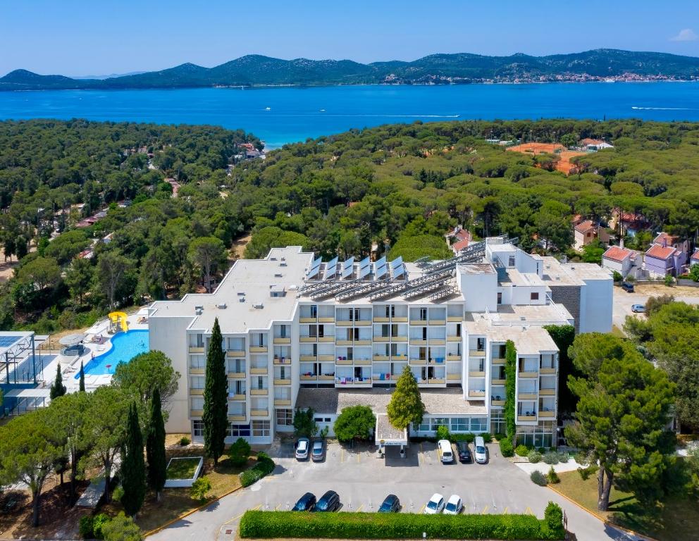 Family Hotel Adria 4* | All inclusive odmor u Biogradu na Moru – uživajte u borovoj šumi, bazenima, bogatoj animaciji i bezbrižnom odmoru za cijelu porodicu!