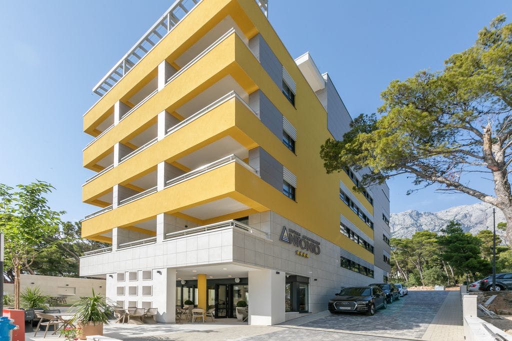 Uživajte u savršenom odmoru uz eleganciju, udobnost i vrhunsku uslugu u Hotelu Antonio 4* u predivnoj Makarskoj – stvoreno za potpuno uživanje!