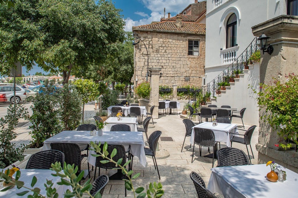 Heritage Hotel Porin 4* – savršen izbor za sve koji žele doživjeti Makarsku kroz spoj tradicije, elegancije i autentičnog dalmatinskog ambijenta!