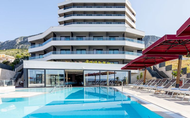 Hotel Plaža Duće 4* – Uživajte u opuštajućem odmoru uz more, gdje se udobnost, elegancija i mediteranski ugođaj savršeno nadopunjuju!