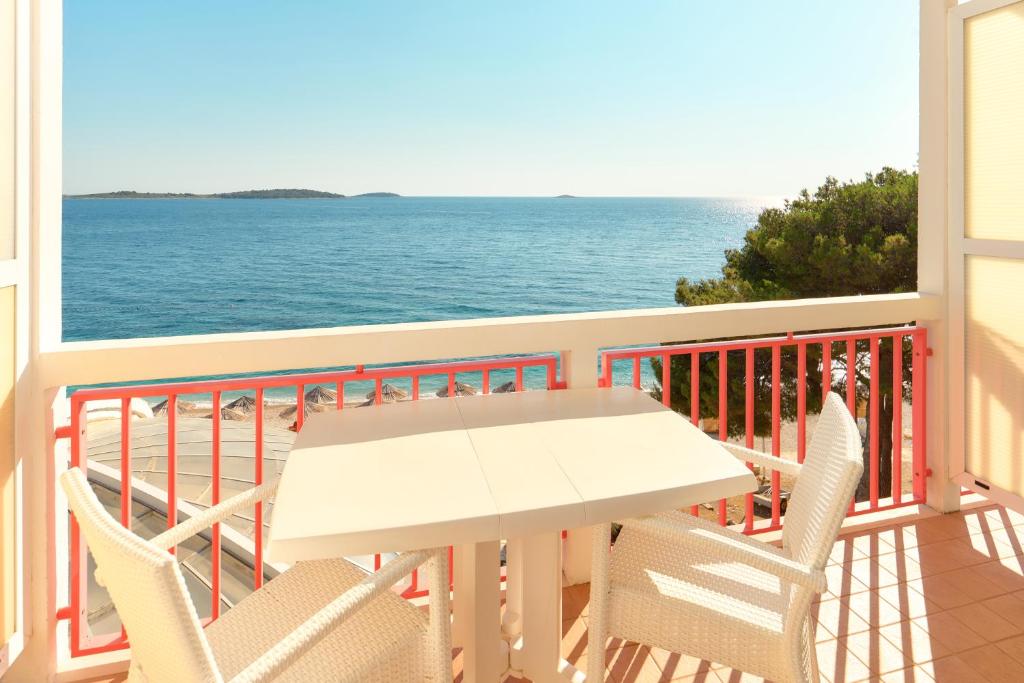 Uživajte u potpunom opuštanju, svježem zraku, prekrasnom pogledu na Jadran i ugodnoj atmosferi Hotela Zora 3*,  Primošten!