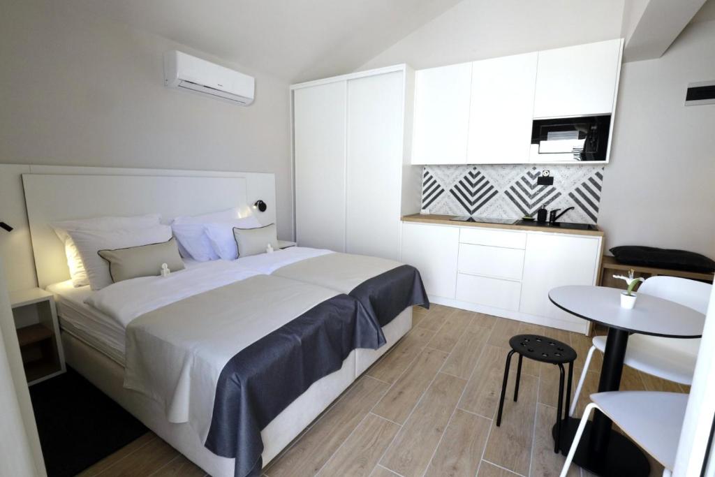 Villa Verica 4* | Posjetite Bašku Vodu i fantastičan junski odmor uz uživanje sa porodicom ili prijateljima provedite u luksuzno opremljenih apartmana!