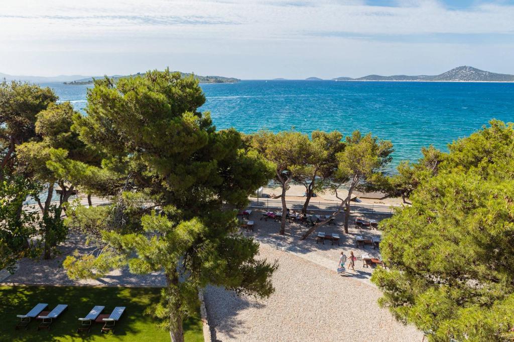 Opustite se tik uz more i uživajte u trodnevnom porodičnom odmoru uz ALL INCLUSIVE LIGHT uslugu u luksuznoj Villa Arausana & Antonina 4* u Vodicama!