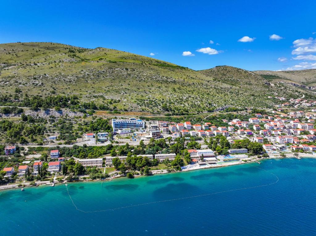 Uživajte u čarobnom odmoru u Hotelu Val 3* ex Hotel Jadran 3* u Segetu Donjem, mjestu gdje se mediteranska elegancija, mir i blizina mora pretvaraju u nezaboravno iskustvo!