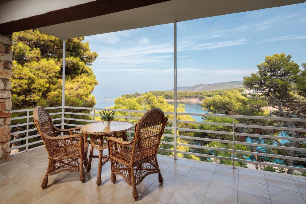Uživajte u mediteranskom ambijentu Fontana Resorta 2* na Hvaru, gdje priroda, more i spokoj stvaraju idealne uslove za odmor!