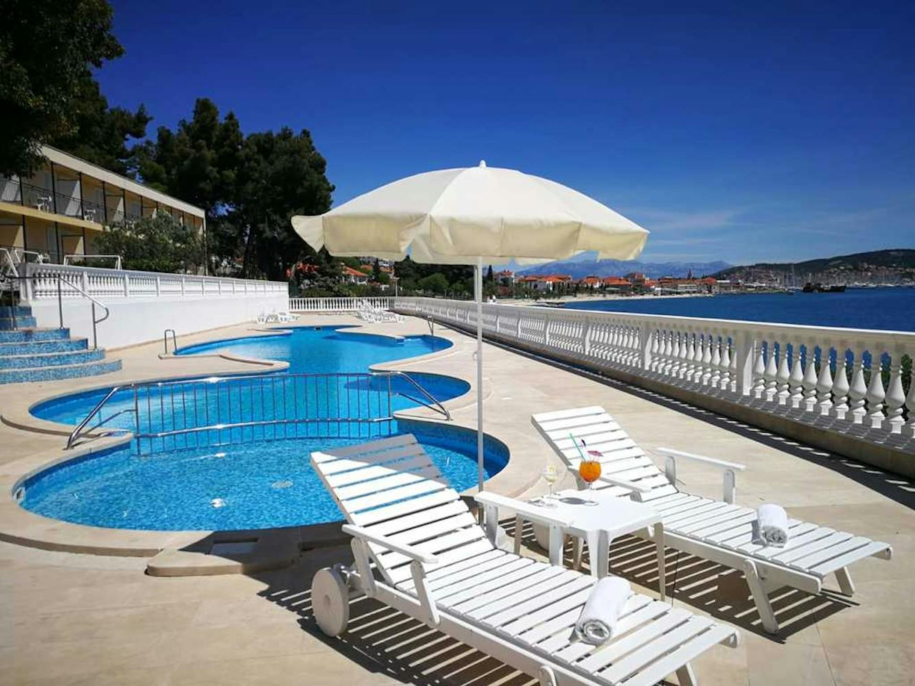 Seget Donji I Otkrijte veličanstveni odmor u Hotelu Val 3* ex Jadran 3* uz more i polupansionsku uslugu!