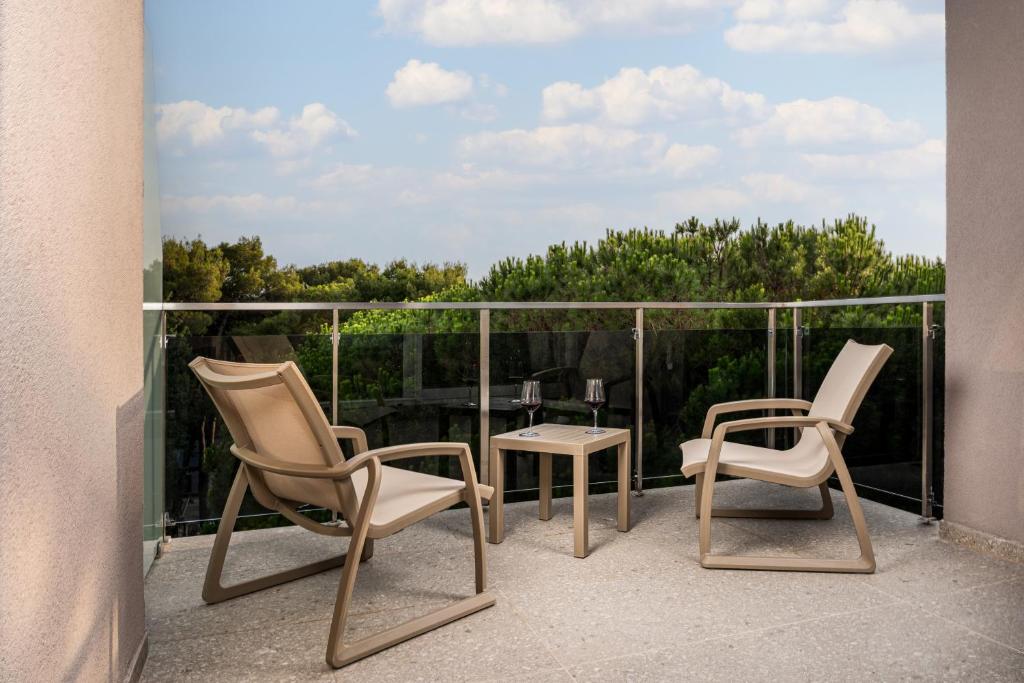 Family Hotel Adria 4* | All inclusive odmor u Biogradu na Moru – uživajte u borovoj šumi, bazenima, bogatoj animaciji i bezbrižnom odmoru za cijelu porodicu!