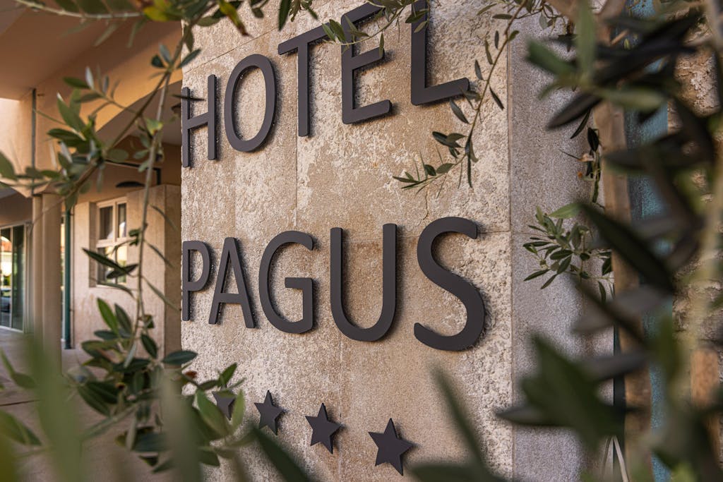 Doživite veličanstveni odmor na otoku Pagu uz kristalno čisto more, vrhunsku uslugu i trenutke za pamćenje – Hotel Pagus 4* ili Hotel Meridijan 4*!