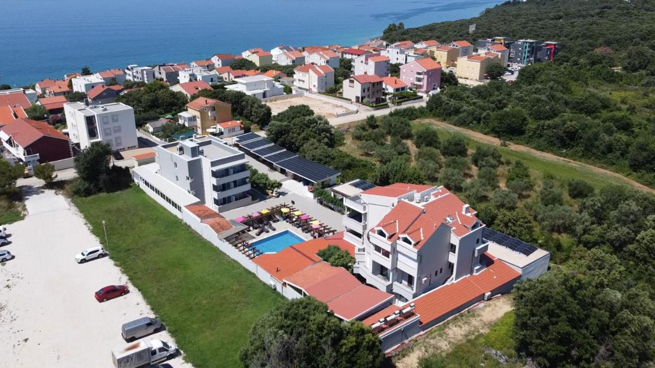 Prepustite se mediteranskom šarmu i uživajte u opuštajućem odmoru uz sunce i more tokom boravka za dvije osobe u Aparthotelu Plat 4*, Kožino!