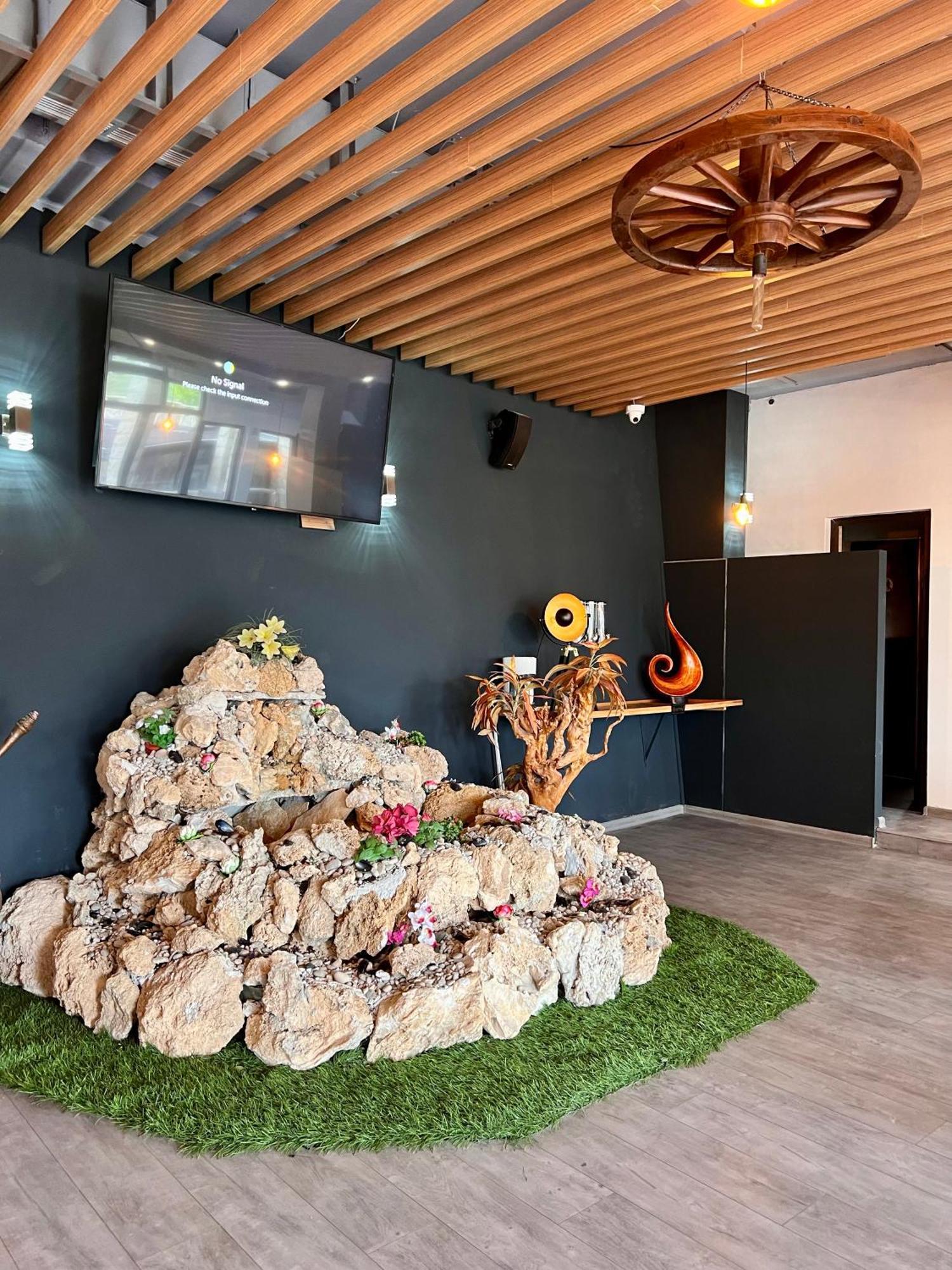 Doživite čari Mostara uz udobnost i gostoprimstvo Hotela Nur – savršeno mjesto za opuštanje, samo nekoliko minuta hoda od Starog mosta!