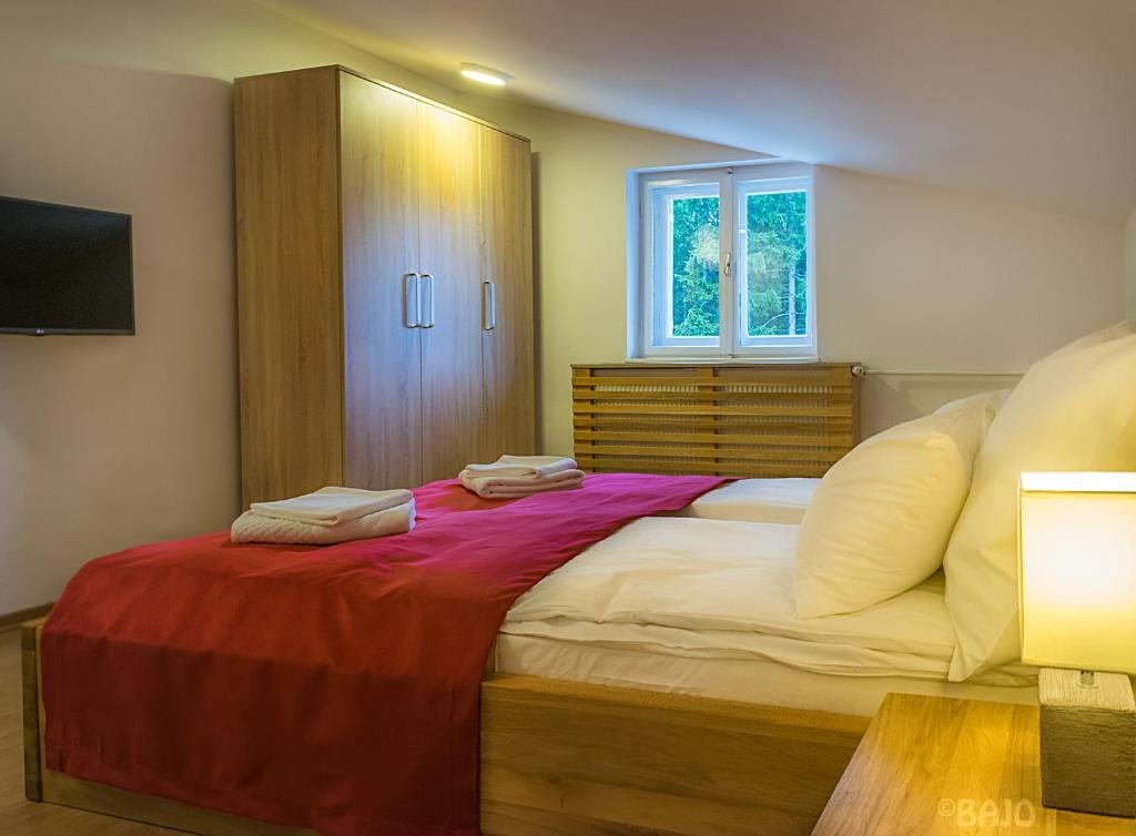 Vila Andrea I Tišina planinskih pejzaža i snaga prirode nude odmor koji vraća životnu energiju okruženi zelenilom Trebevićke šume!