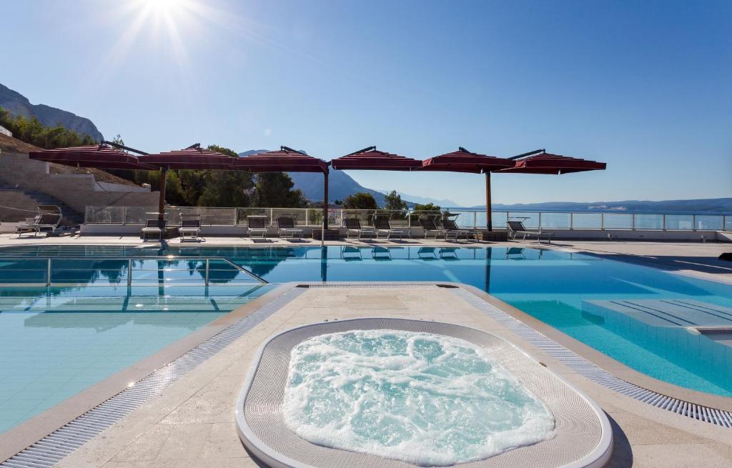 Hotel Plaža Duće 4* – Uživajte u opuštajućem odmoru uz more, gdje se udobnost, elegancija i mediteranski ugođaj savršeno nadopunjuju!