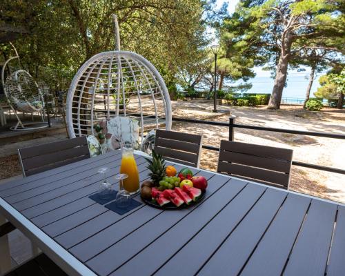 Otkrijte čari bezbrižnog odmora u Family Resortu Urania – uživajte u kristalno čistom moru, mediteranskoj prirodi i spokojnom ambijentu idealnom za savršen bijeg od svakodnevice!