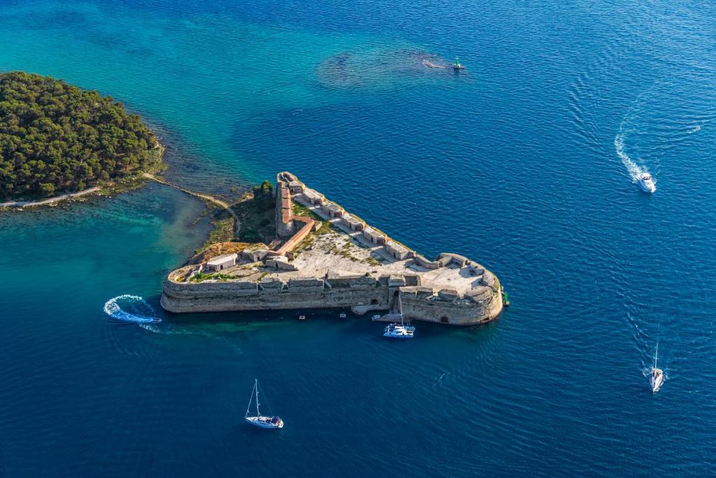 Prepustite se opuštanju uz more, vrhunsku udobnost i ALL INCLUSIVE LIGHT uslugu u Villi Arausana & Antonina 4* ili Villi Arausa 4* u Vodicama!