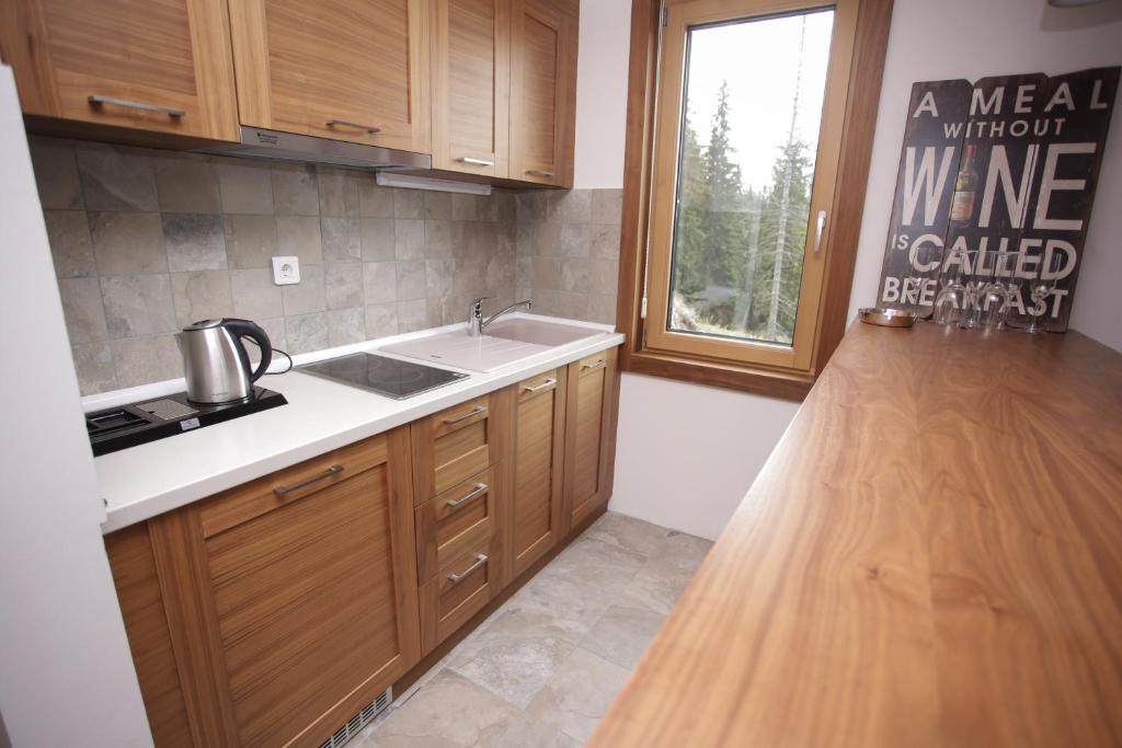Otkrijte čari ljeta na planini kroz spoj prirodnog mira i vrhunskog Wellness & Spa opuštanja u Aparthotelu Vučko 4*, Jahorina!