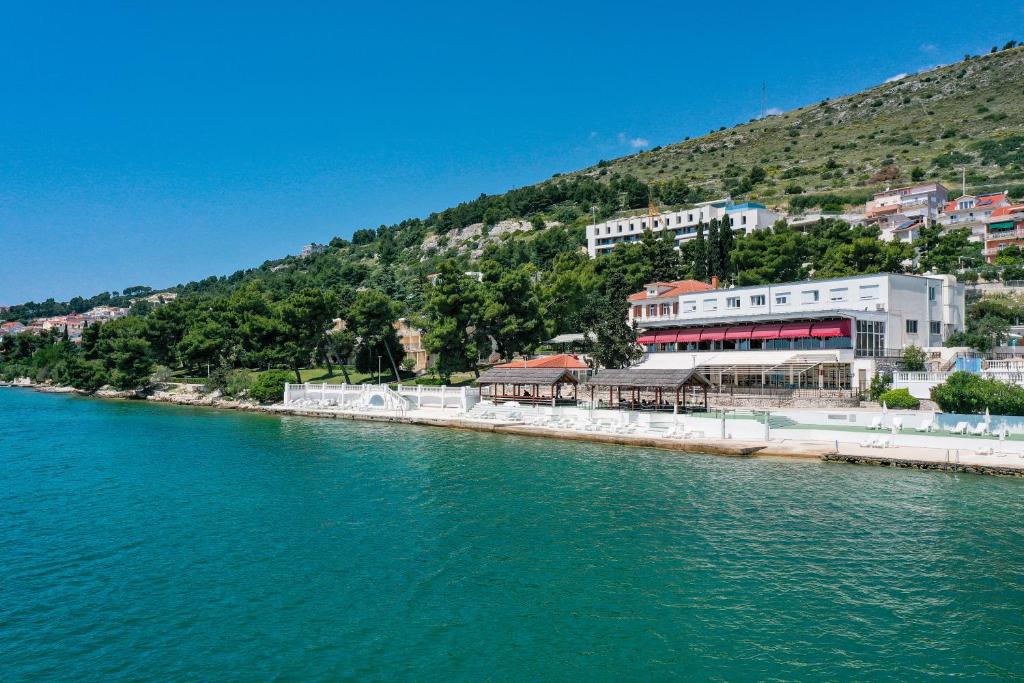 Provedite nezaboravan odmor u Hotelu Val 3* ex Hotel Jadran 3* u Segetu Donjem, gdje vas očekuju udobnost, opuštajuća atmosfera i položaj uz samu obalu!
