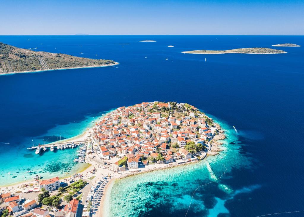 Doživite nezaboravni odmor uz šljunčane plaže, sunce i vrhunsku uslugu u Hotelu Zora 3*,  Primošten!