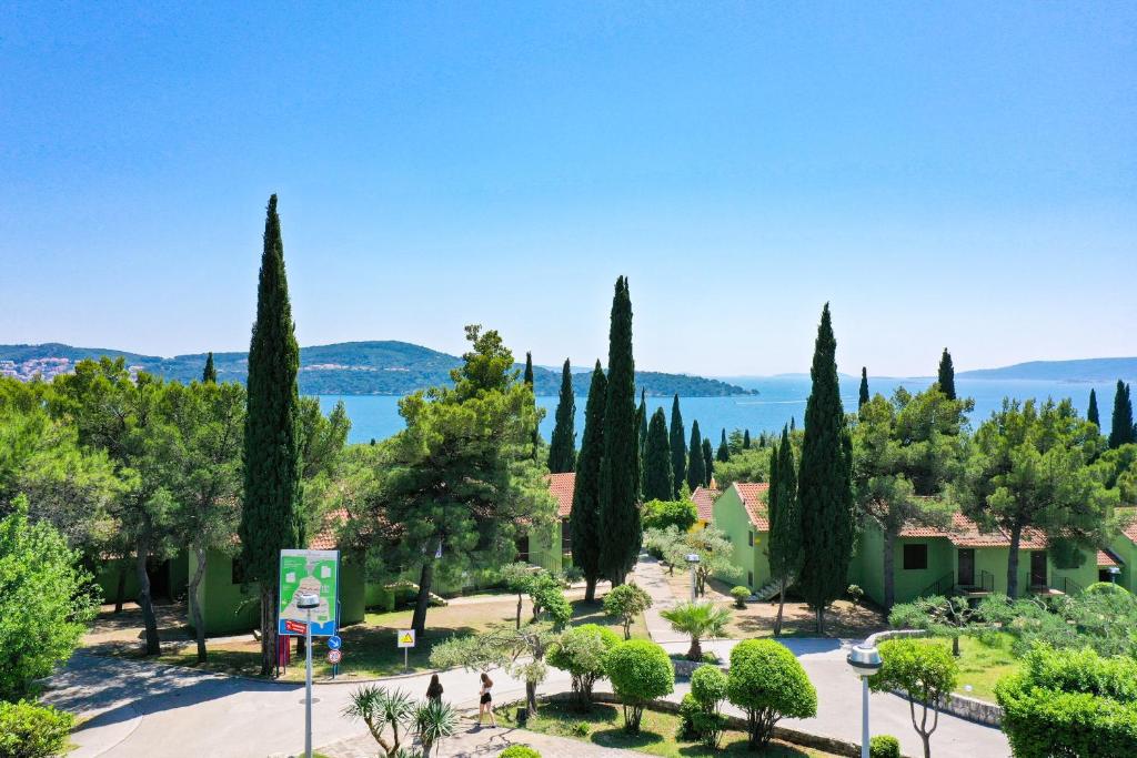 Uživajte u danima ispunjenim suncem, morem i mediteranskim šarmom u Apartmanima Medena 4* – mjestu gdje svaki trenutak postaje posebna uspomena!