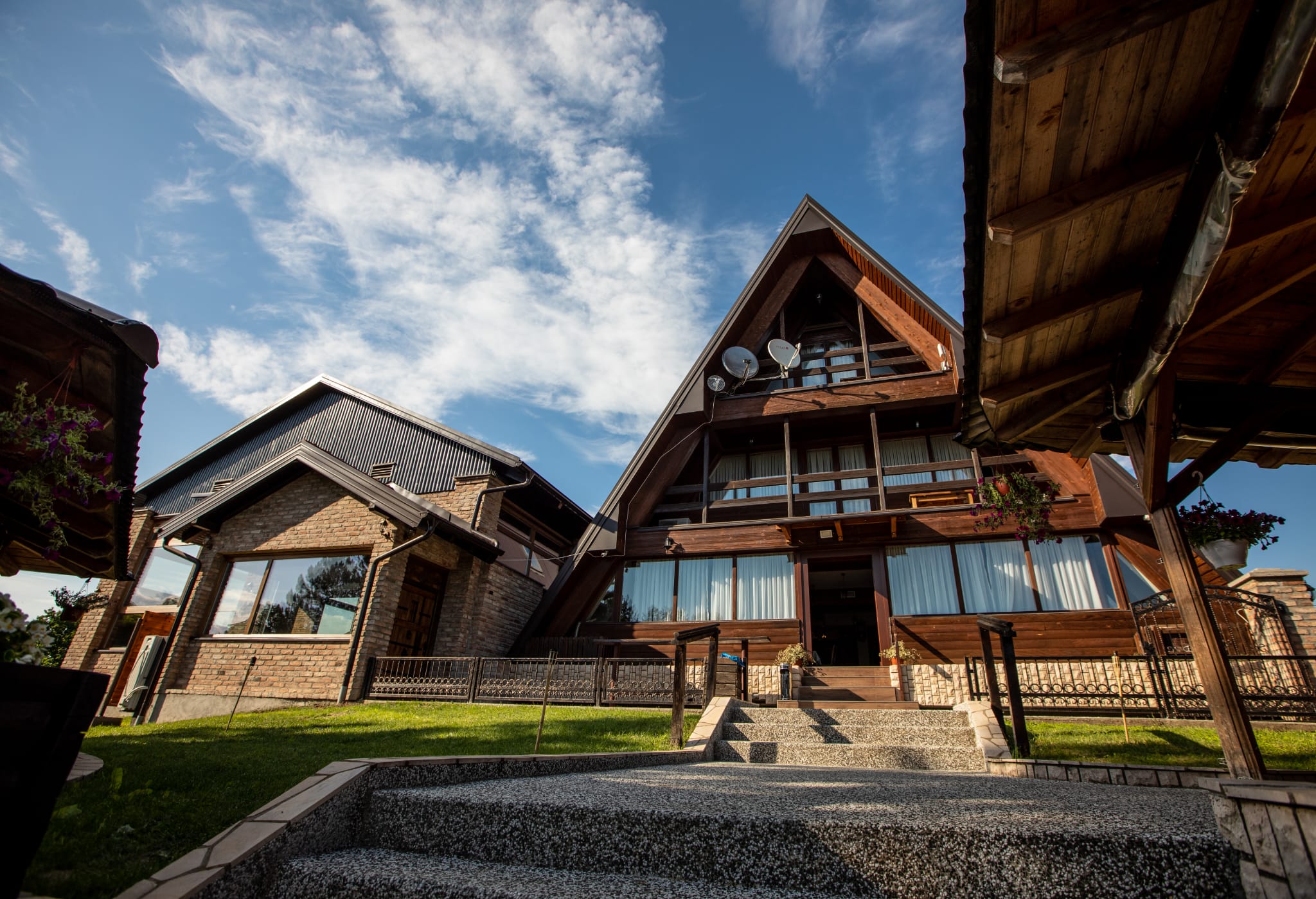 Doživite potpuni odmor u Motelu Babino Brdo 4*, Derventa – uživajte u čistom zraku i predivnom pogledu na grad iz udobnih soba ili bungalova!