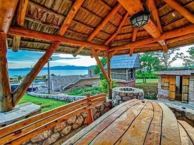 Tomislavgrad – uživajte u jedinstvenom ambijentu Eco sela Grabovica, gdje se priroda i mir spajaju uz predivan pogled na Buško jezero!