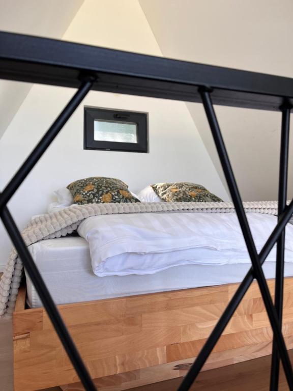 Doživite luksuzni odmor na Jahorini uz privatni jacuzzi, predivan panoramski pogled i potpunu harmoniju s netaknutom planinskom prirodom u Klek 77 Luxury Chalets!