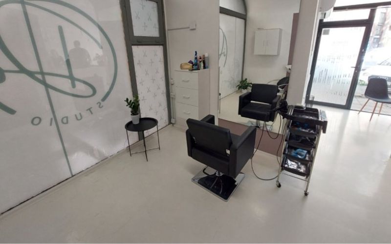 Zasijaj punim sjajem uz StudioDi – prepusti se profesionalnom pilingu tjemena uz feniranje za savršenu njegu kose!