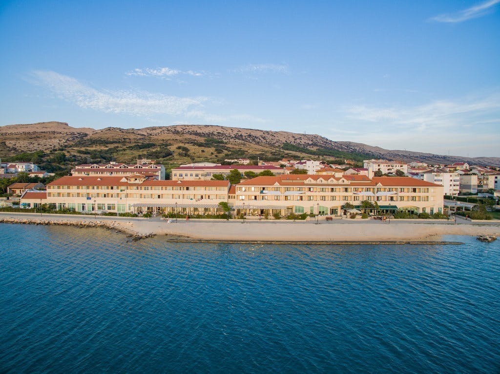 Otkrijte ljepote otoka Paga uz sunčane dane, prekrasno more i sve što vam je potrebno za savršen odmor – Hotel Pagus 4* ili Hotel Meridijan 4*!