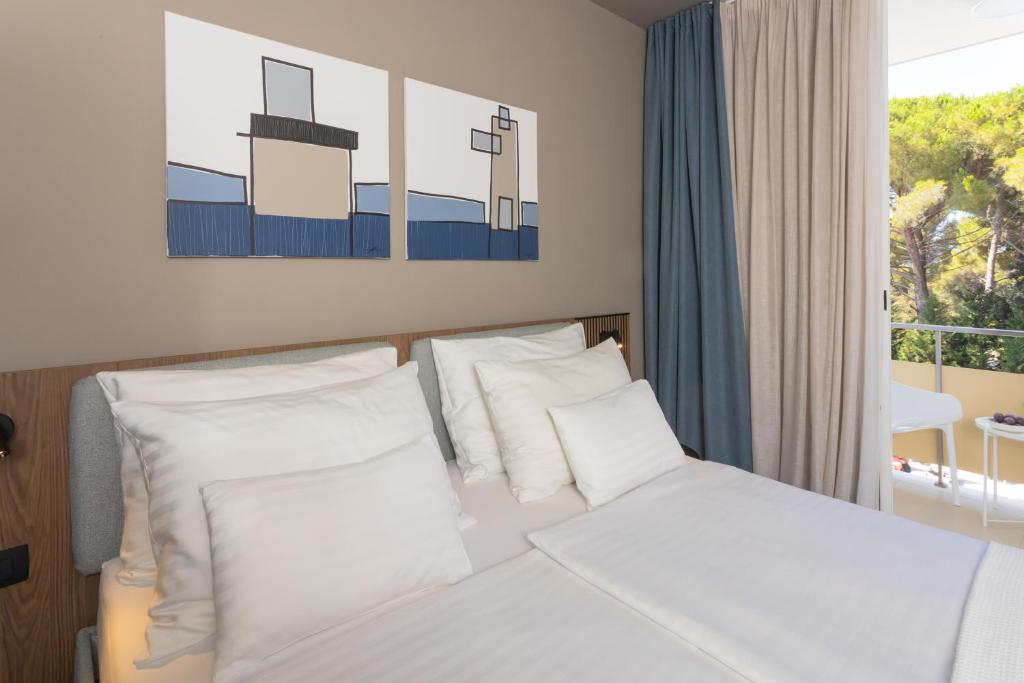 Uživajte u bezbrižnom porodičnom odmoru u Biogradu na Moru uz All inclusive uslugu, miris borove šume i brojne sadržaje za djecu i odrasle – Family Hotel Adria 4!*