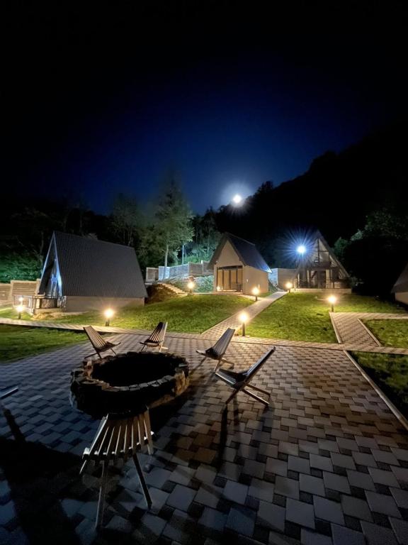 Doživite luksuzni odmor na Jahorini uz privatni jacuzzi, predivan panoramski pogled i potpunu harmoniju s netaknutom planinskom prirodom u Klek 77 Luxury Chalets!