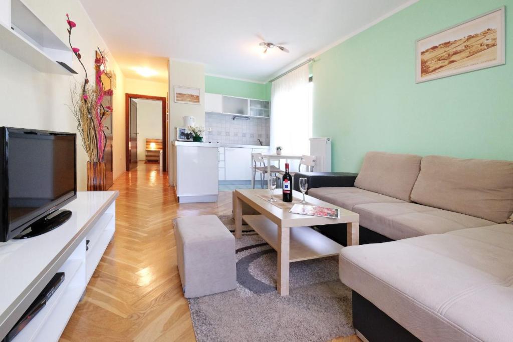 Otkrijte savršeno mjesto za odmor u Apartmanima Bohemia na Zlatiboru, uz mirnu atmosferu, svjež zrak i brojne mogućnosti za uživanje u prirodi!