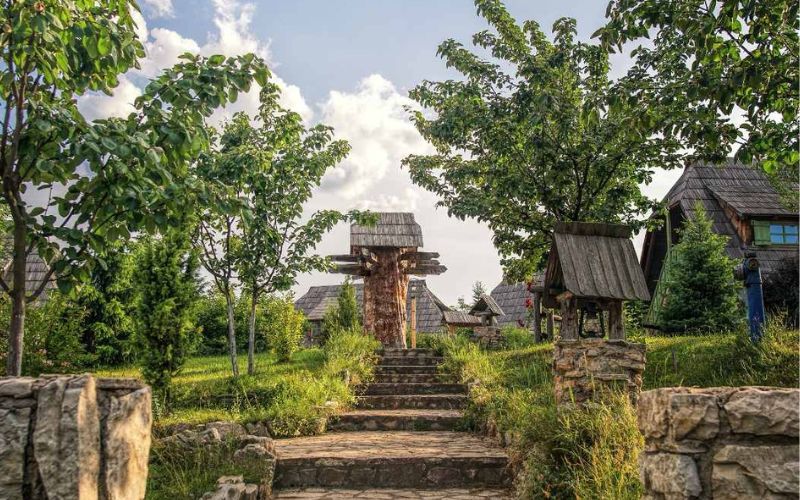 Doživite Turističko naselje Čardaci – oazu mira gdje se priroda, arhitektura i gostoprimstvo spajaju u savršen bijeg od svakodnevice!