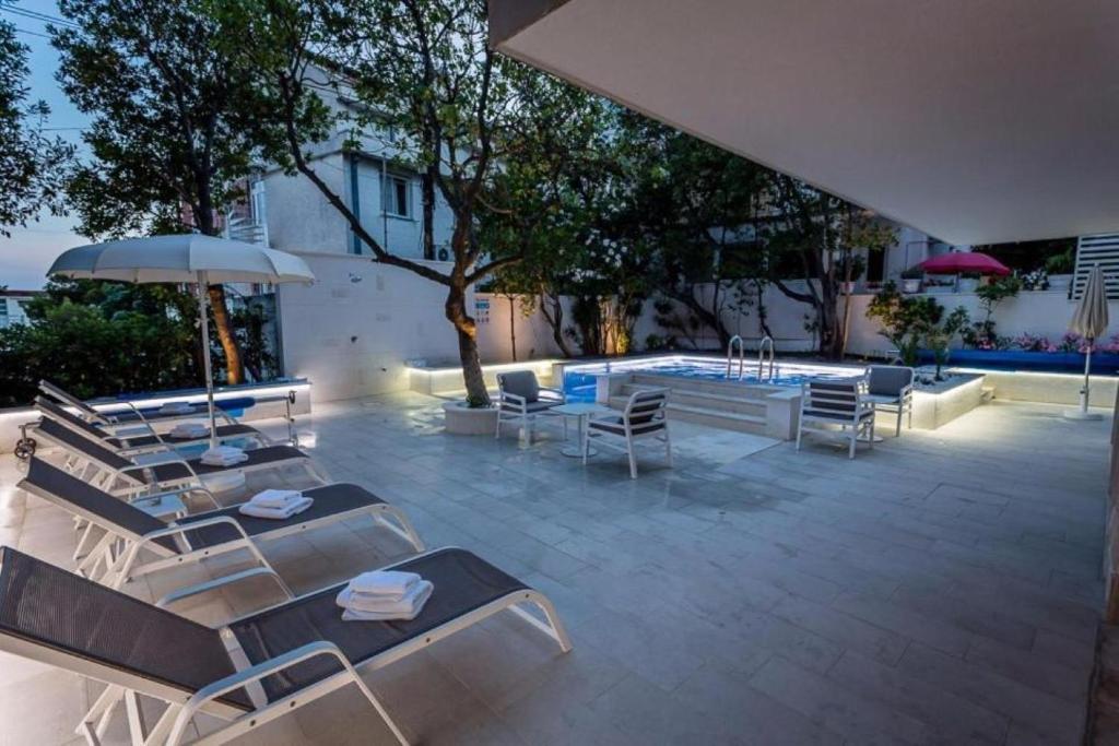 Uživajte u odmoru iz snova u Villi Katarina 4* na Makarskoj rivijeri, okruženi buđenjem prirode, mirisom mora i toplinom mediteranskog sunca!