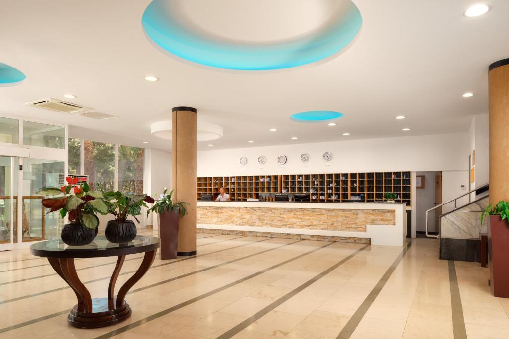 Prvomajski bijeg uz more i sunce – Hotel Zora 3* u Primoštenu nudi nezaboravan boravak, romantičnu atmosferu i potpuni užitak!