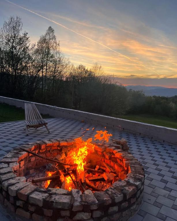 Doživite luksuzni odmor na Jahorini uz privatni jacuzzi, predivan panoramski pogled i potpunu harmoniju s netaknutom planinskom prirodom u Klek 77 Luxury Chalets!