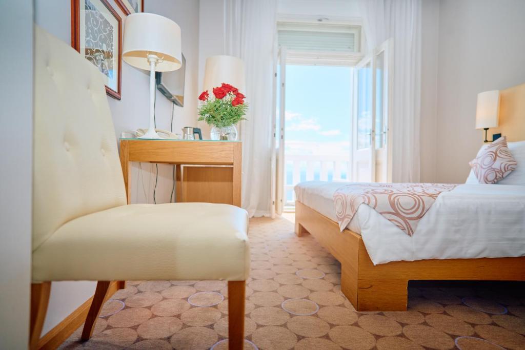 Iskusite spoj elegancije, udobnosti i vrhunske usluge u prelijepom Hotelu Astoria 4*, smještenom u najšarmantnijem dijelu Opatije!