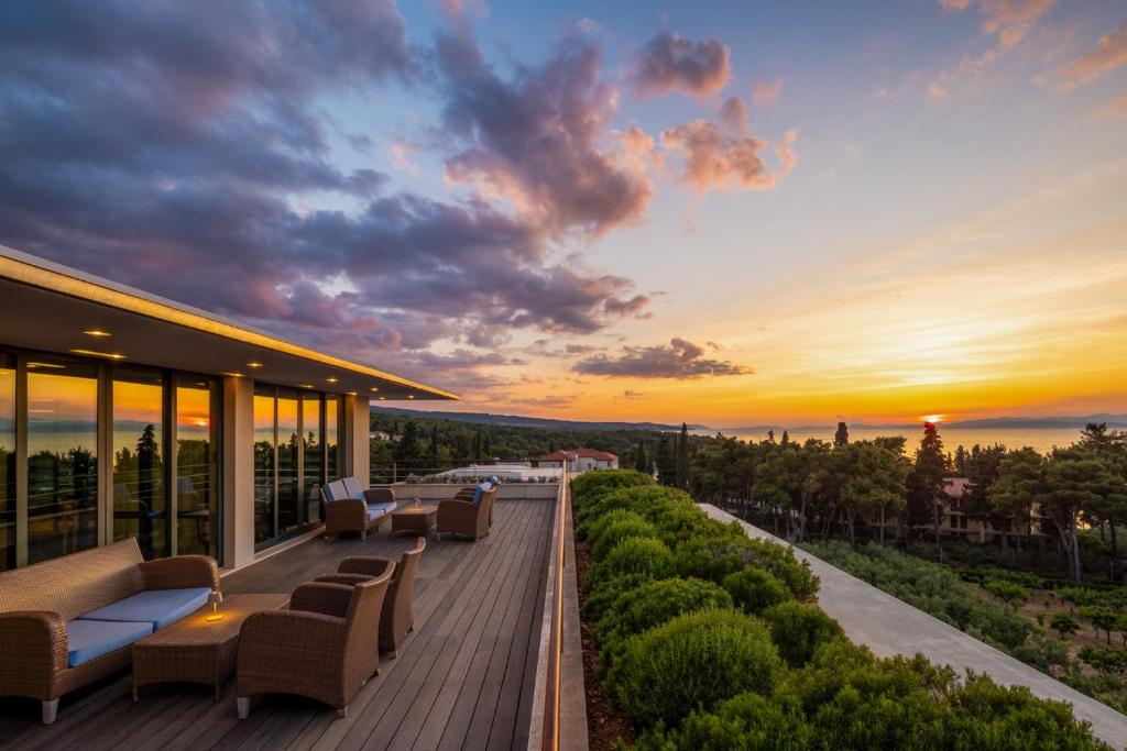 Mediteranski raj na Braču u Aminess Vival Velaris Resortu 4* – romantična atmosfera, mirisni zrak i nezaboravne avanture na moru!