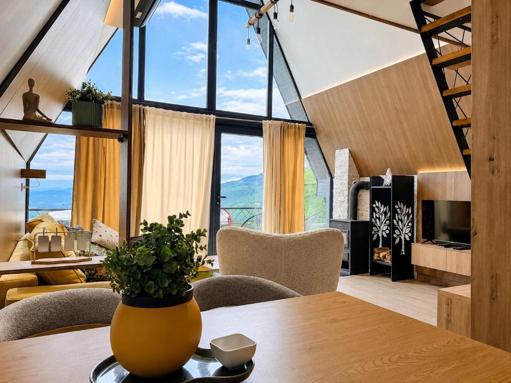 Doživite luksuzni odmor na Jahorini uz privatni jacuzzi, predivan panoramski pogled i potpunu harmoniju s netaknutom planinskom prirodom u Klek 77 Luxury Chalets!