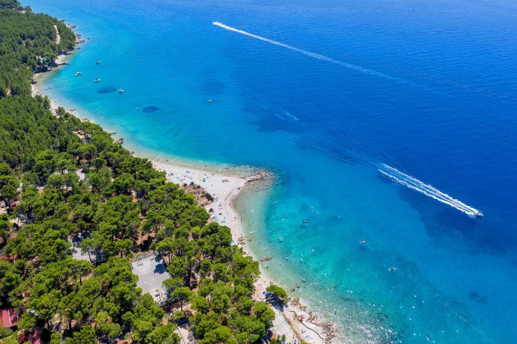 Alemaris Resort 3* – zakoračite u mirniju stranu Dalmacije i uživajte u jesenskim danima uz more, borovu šumu i prekrasan ambijent Baškog Polja!