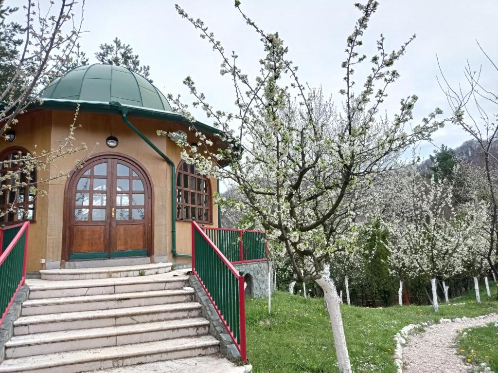 Skrivena među brežuljcima, daleko od gradske vreve – Malak Farma te poziva na odmor u zagrljaju netaknute prirode!